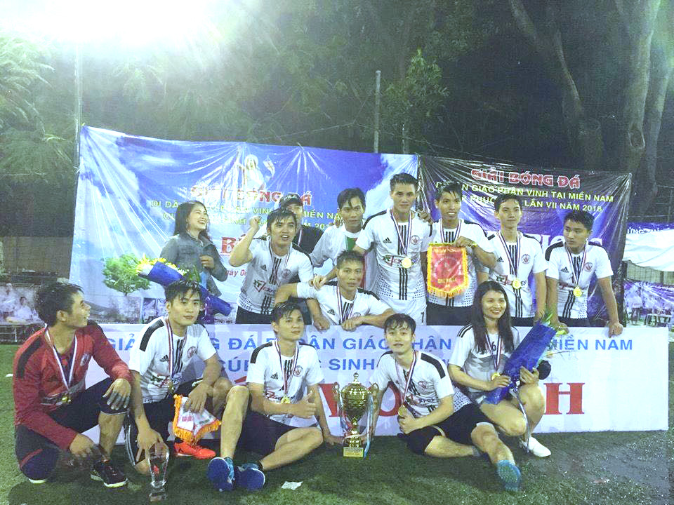Đội ngủ nhân viên IT Express với tinh thần đội nhóm cao và đã đạt giải vô địch trong nhiều giải bóng đá sân Mini tại Sài Gòn