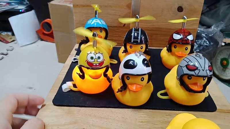 Vịt vàng đội mũ bảo hiểm